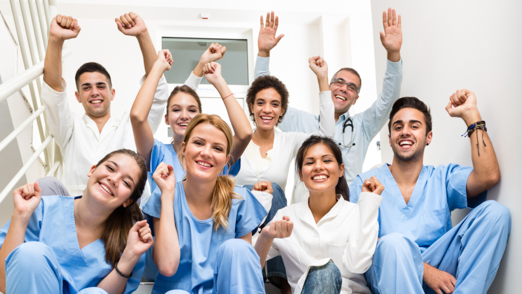 Études de médecine raccourcies de 10 à 8 ans ? Un rapport parlementaire dit “oui”