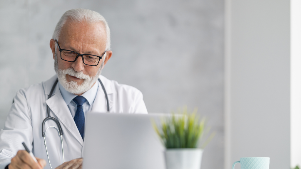 Le plus vieux médecin encore en activité a 102 ans