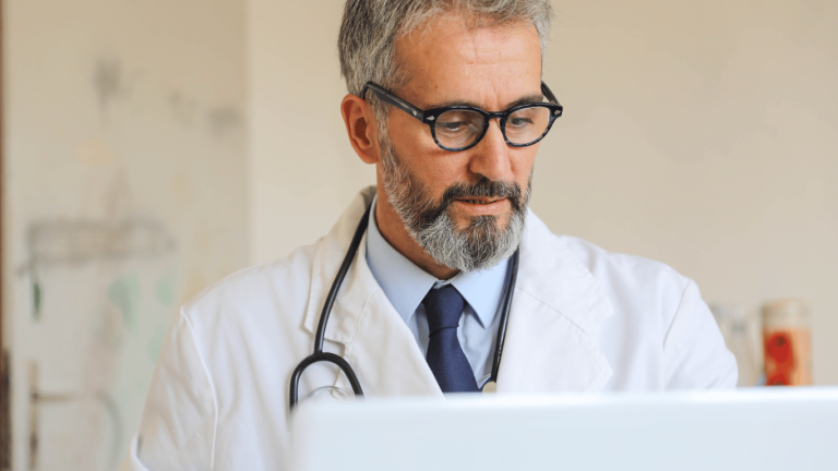 Holding pour médecin & dentiste : SPFPL, SMHF et PLF 2026 – ce que les libéraux doivent vraiment savoir