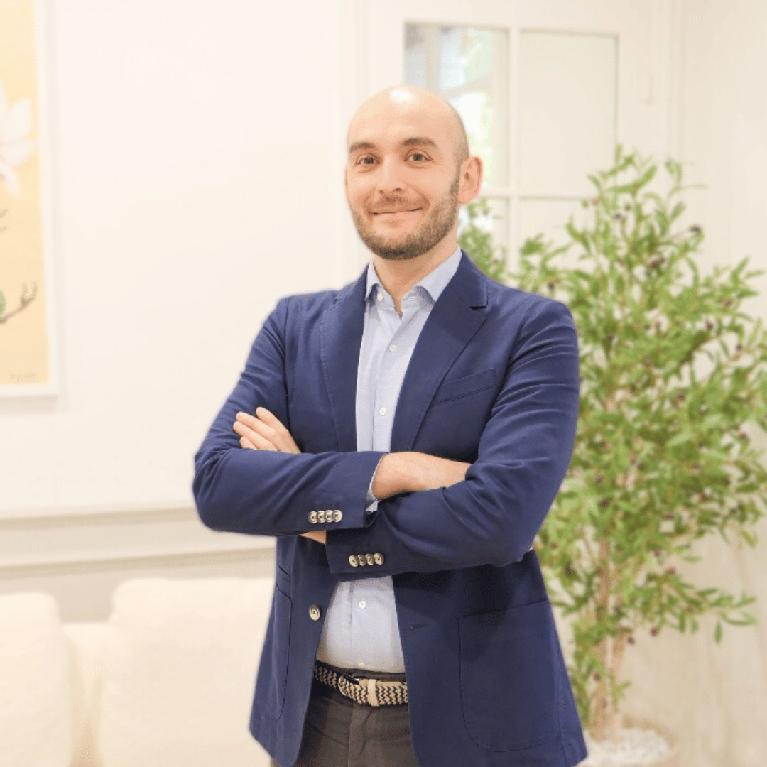 Juriste. - Ancien avocat au barreau de Paris Spécialité : Fiscaliste, Droit des affaires, transmission.